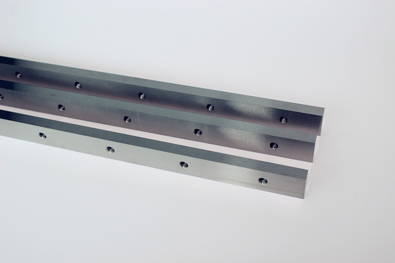 Tungsten carbide bed knives